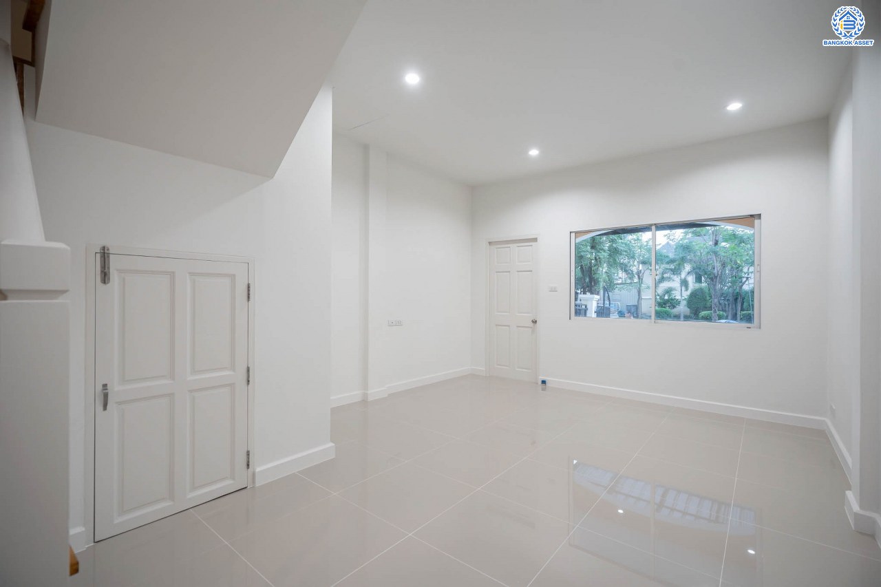 บ้านมือสองตกแต่งใหม่ ทาวน์โฮม 3 ชั้น โครงการ ปริญลักษณ์ เพชรเกษม69 พร้อมวิวสวนหน้าบ้าน บนเนื้อที่ 17.5 ตร.ว. ฟังก์ชัน 4 ห้องนอน 3 ห้องน้ำ จอดรถได้ 1 คัน รองรับทุกกิจกรรม บนทำเลเชื่อมต่อหลายเส้นทาง ใกล้จุดขึ้นทางด่วน "เพชรเกษม" และรถไฟฟ้าสายสีน้ำเงิน "สถานีหลักสอง"